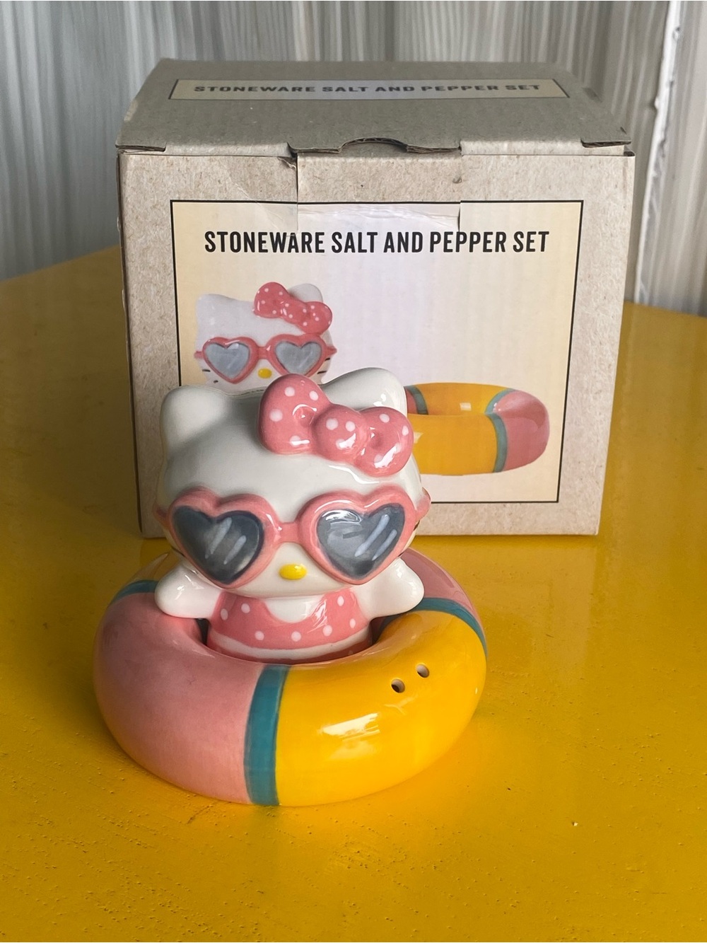 Sanrio Hello Kitty Ceramic Salt & Pepper Set New